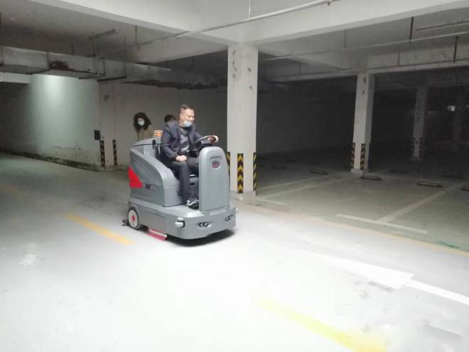 石家庄小区物业保洁不用人力改用驾驶式洗地机了